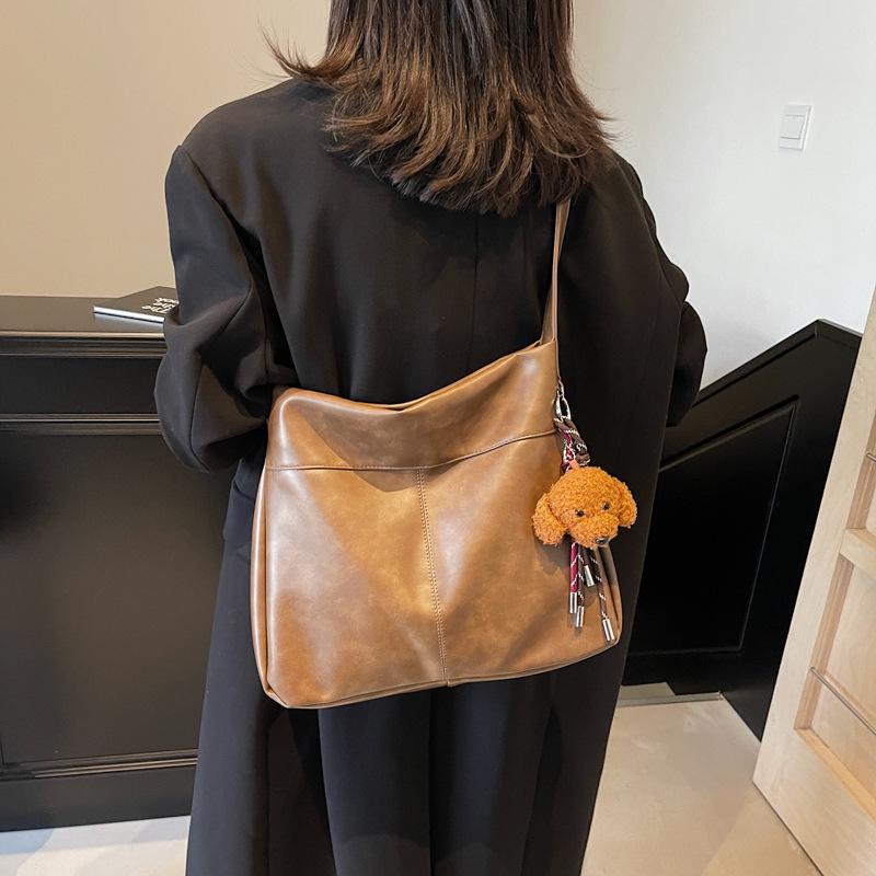 This Year, It Is Popular To Supply Large-capacity Women's Shoulder Bags 2025 New Retro Messenger Bags and Commuter Bags.