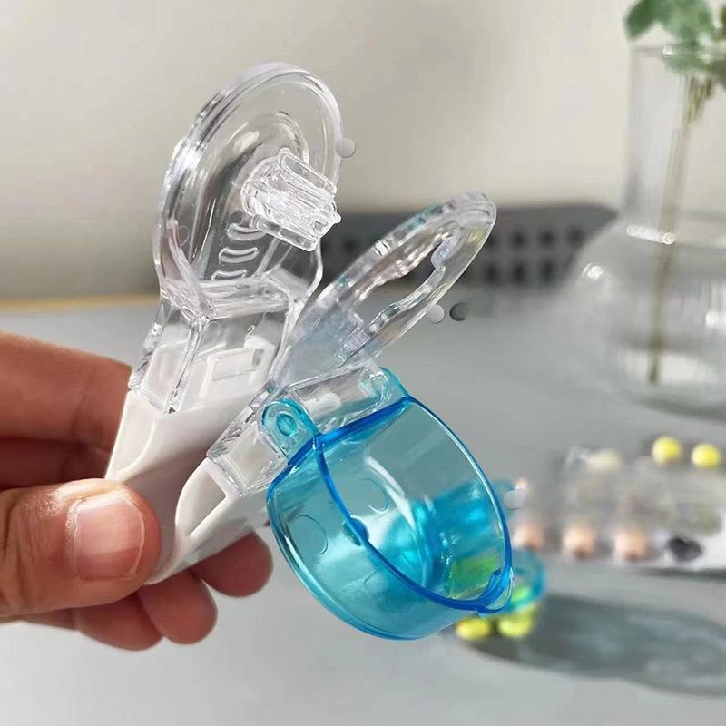 

The Medicine Dispenser Is Convenient. It Is A Transparent and Portable Tablet Dispenser That The Elderly Can Press To Take прозорий
