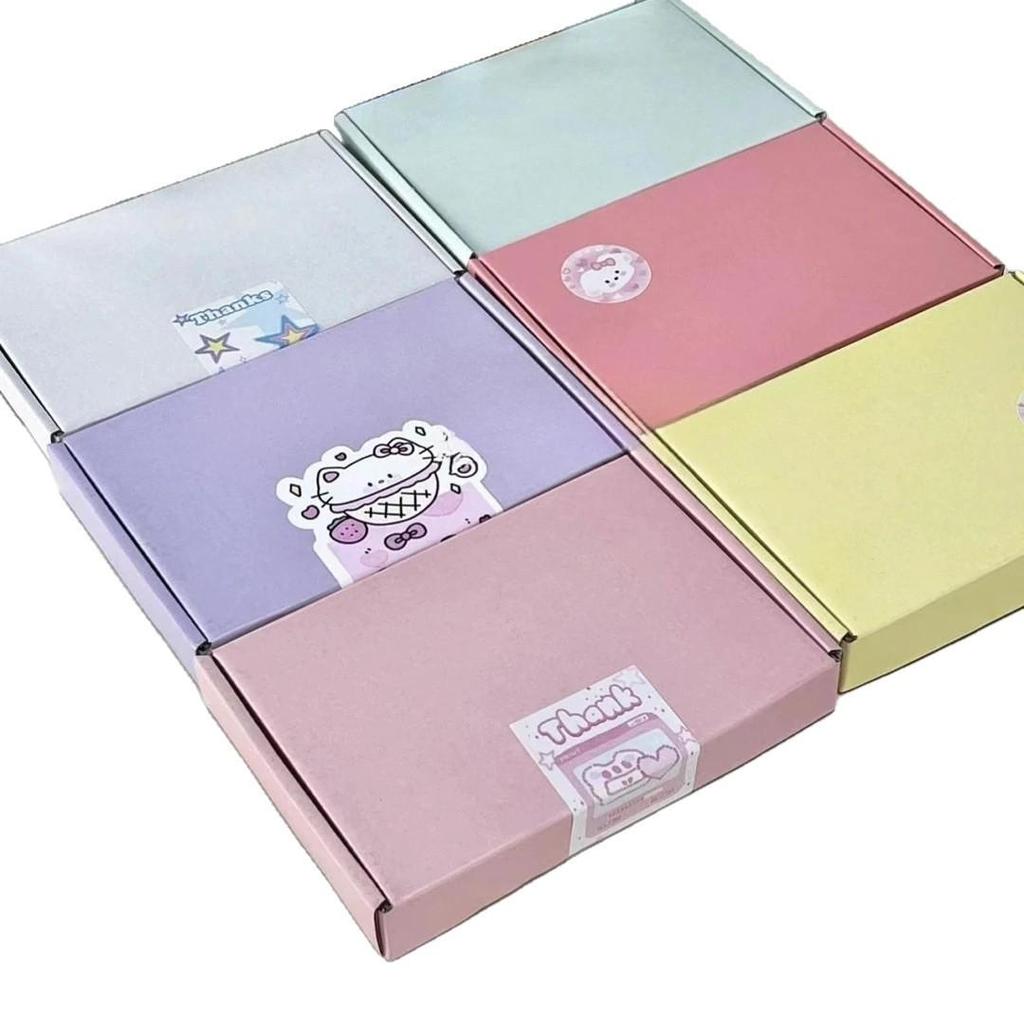 Barevná sbírka krabic s letadly: Stylové a Jedinečné Dárkové Balení s Dopravou Zdarma