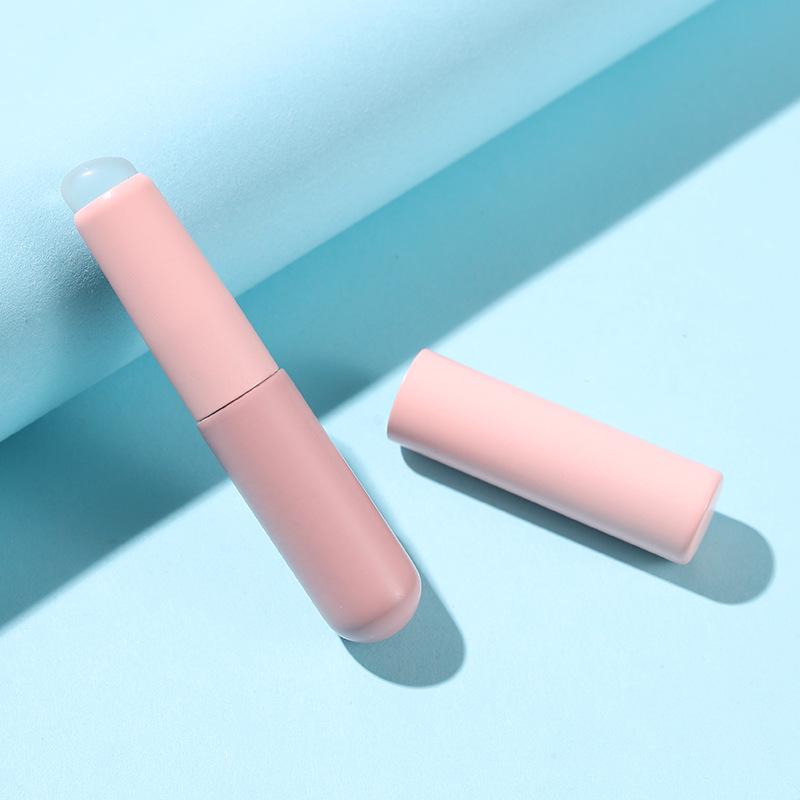 Silicone Lip Brush with Cover - Portable Round Head Brush for Lipstick and Concealer Blending.