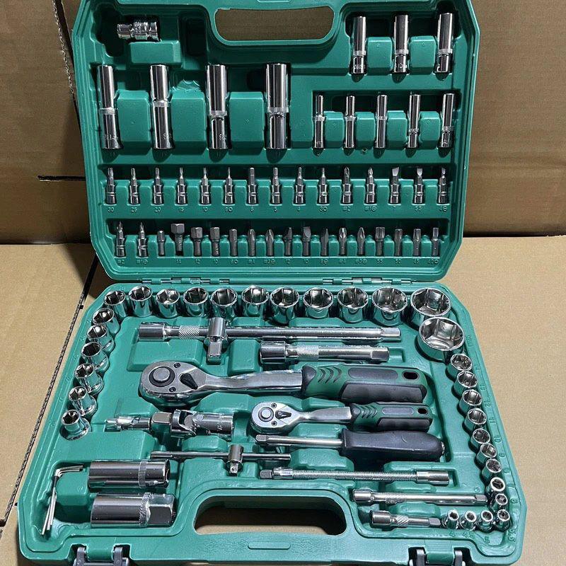 150-elementowy zestaw narzędzi nasadowych i kluczy do naprawy samochodu