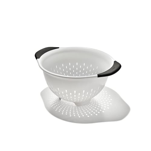 OXO 3-Quarter Plastic Colander with Legs, White, with Efficient Draining Design
