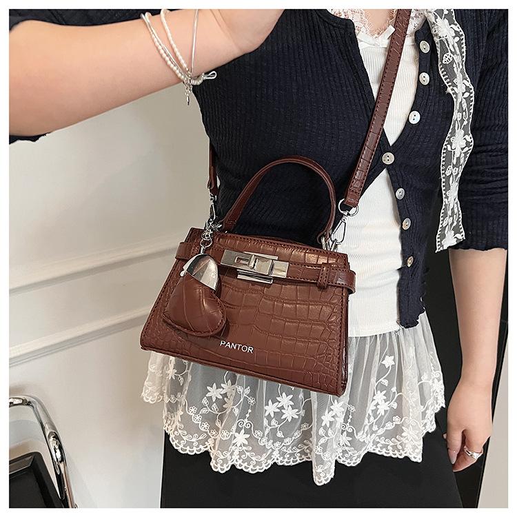 Borsa a Mano Primaverile, Borsa a Spalla Singola Crossbody da Donna con Ciondolo, Senso di Lusso, Moda di Nicchia per il Pendolarismo, Borsa da Donna