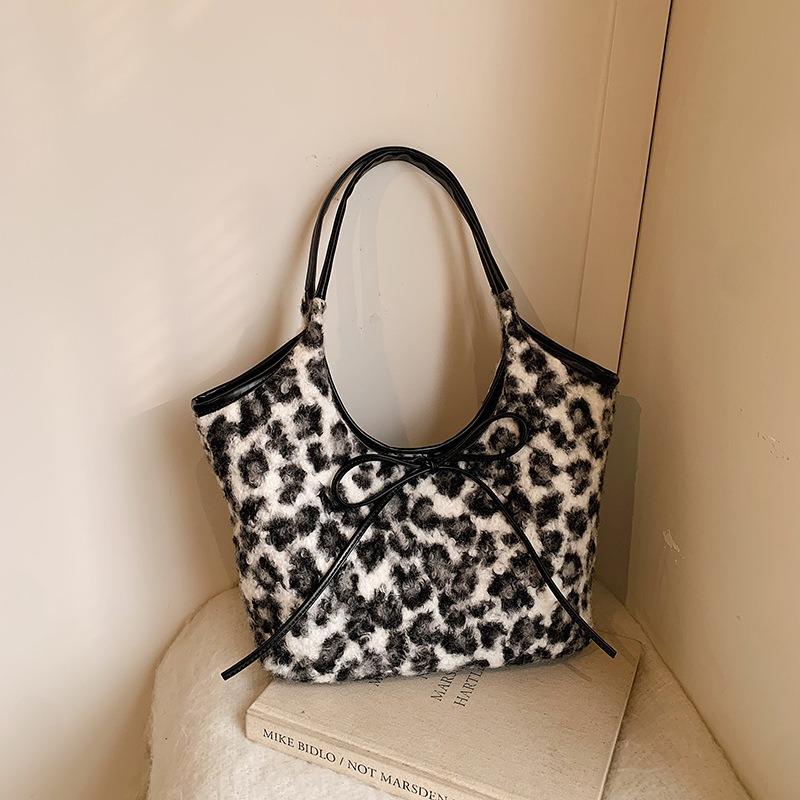 Premium Sense Versatile Shoulder Bag Large Capacity Commuter Bag Winter Popular Leopard Print Tray Extra Large Bag Women's New Model