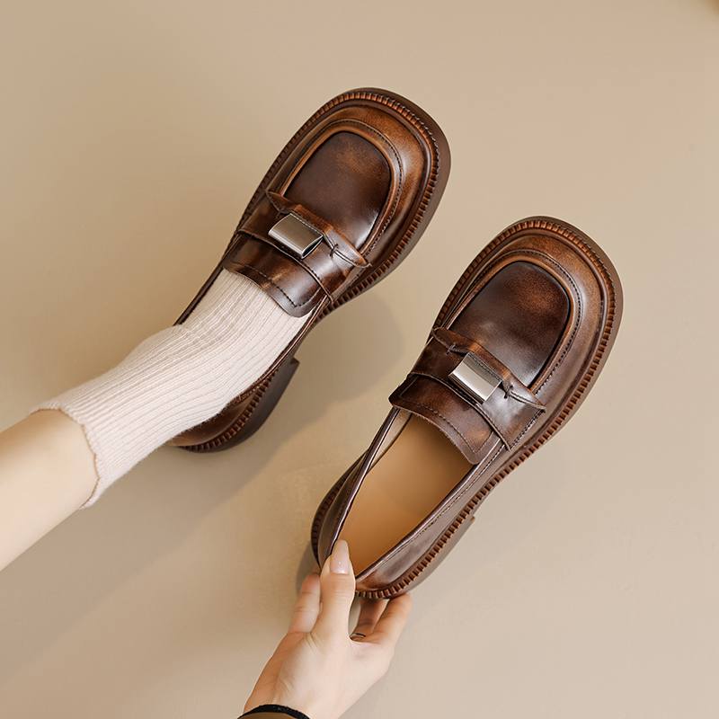 Krazing Pot Piele de vaca Varf rotund Fund gros Pantofi de primavara Brogues Inchideri metalice Platforme Femei Pompi