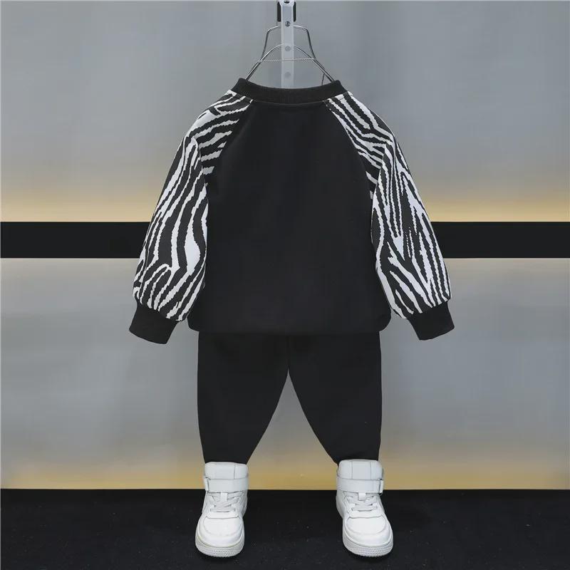 Boys' 2023 Winter Velvet Track Suit: Stylish Stitching Round Neck Sweatshirt and Sweatpants Set for Kids