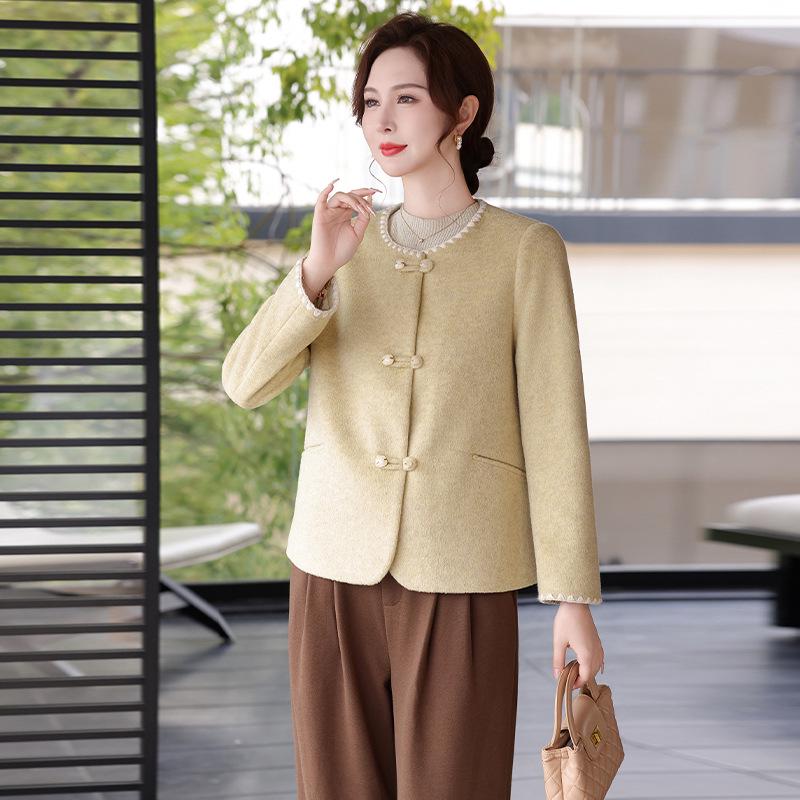 

Spring 2026 Elegant Wool Coat for Middle-Aged and Elderly Women, New Chinese Style, Perfect for Stylish Moms. 4XL (145-160 lbs) светло-желтого