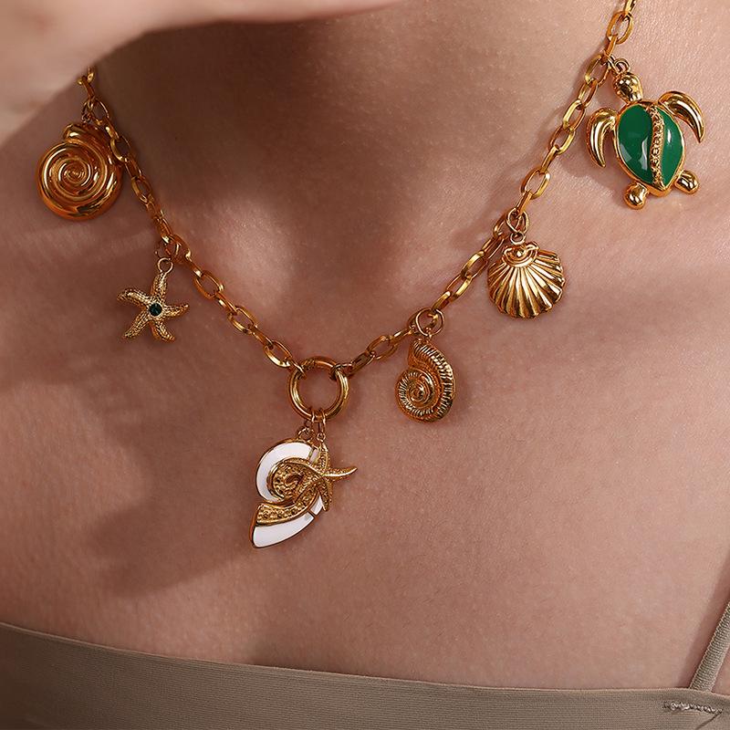 Ciondolo Stella Marina e Conchiglia Placcato Oro 18K: Collana con Design Irregolare di Conchiglie, Stile Spiaggia, in Acciaio Inossidabile