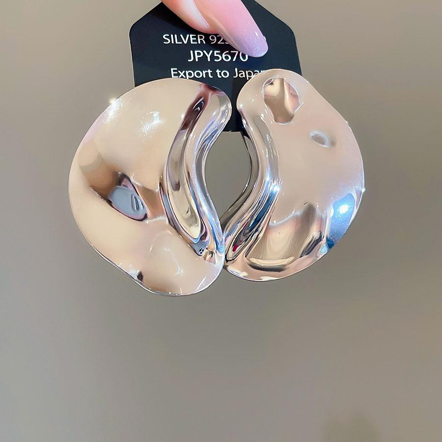 Stylish Irregular Three-Layer C-Shaped Earrings: European & American Metal Fashion Studs with a Luxurious High-End Appeal