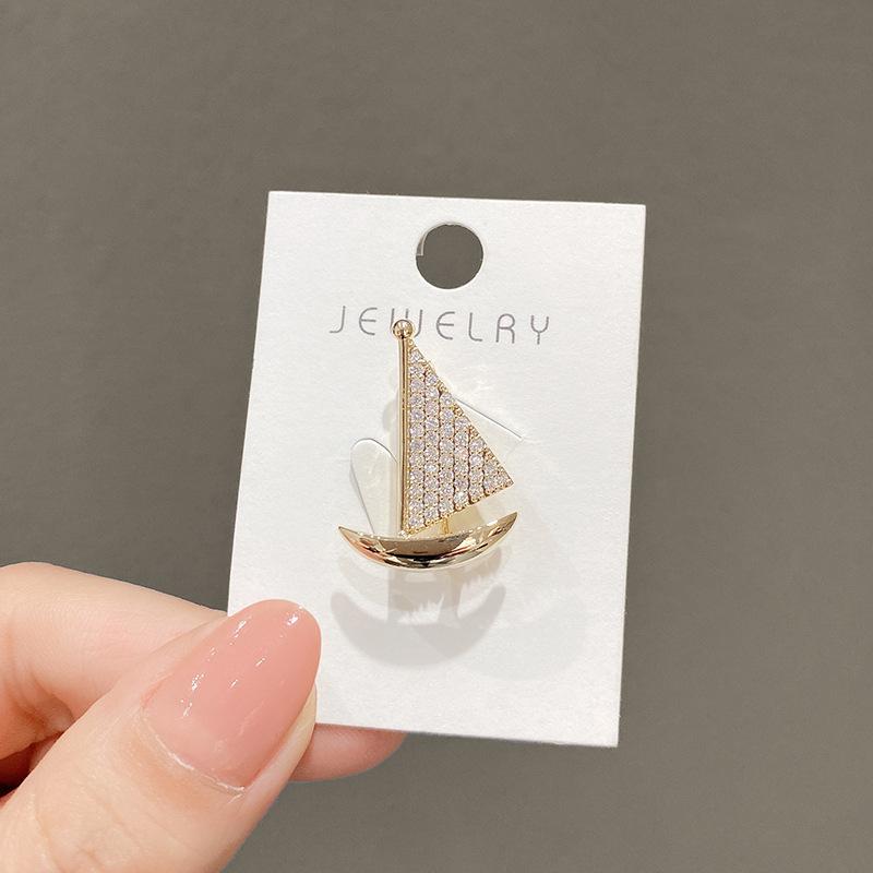 Personalized Sailboat Anti-glare Brooch and Pin Cute Female Design Sense Neckline Suit Corsage Decoration