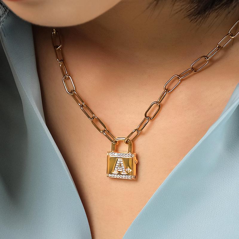 APM Monaco etters A-Z Love Pendant Lock Inlaid with Crystal Diamonds Alloy Necklace Same Style for Men and Women Couples Gold Yellow AC6906OXYA