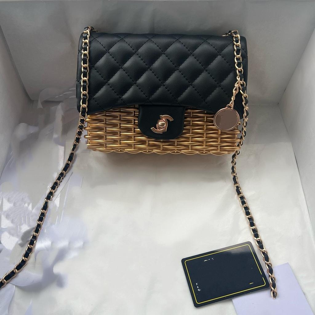 New niche metal retro single-shoulder crossbody handbag, fashionable, versatile, simple, and sophisticated small square bag