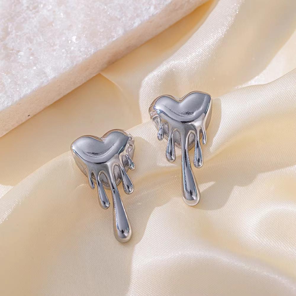Sweet And Exquisite Melting Heart Decorative Stud Earrings Suitable For Women To Wear Clothes For Summer Travel