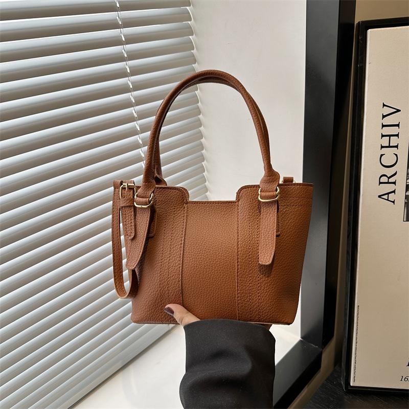 Women's handbag summer new niche texture shoulder bag commuter messenger bag atmospheric simple bucket bag
