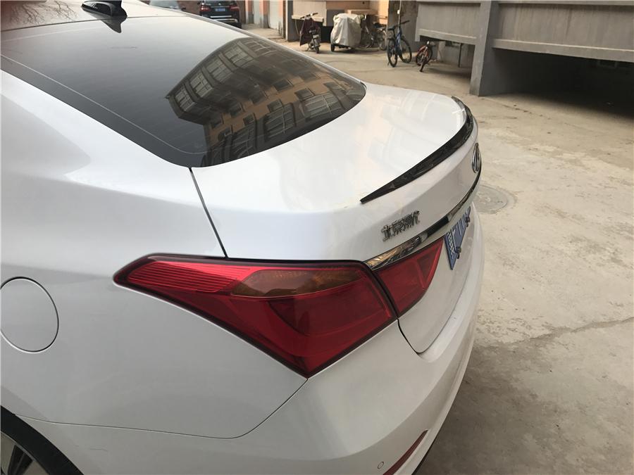 Carbon Fiber Rear Spoiler for Car Roof/Trunk