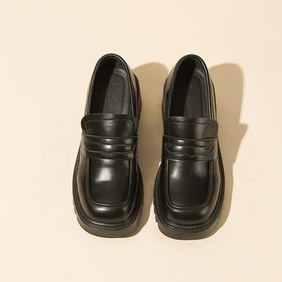 Chaussures pour femmes rehaussées Mocassins à plateforme Pédale unique Nouvelles chaussures simples britanniques Bout rond Petites chaussures en cuir Talon moyen