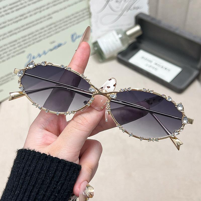 UV400 Protection Silver Oval Punk Diamond Sunglasses Women Retro Fashion for Picnics