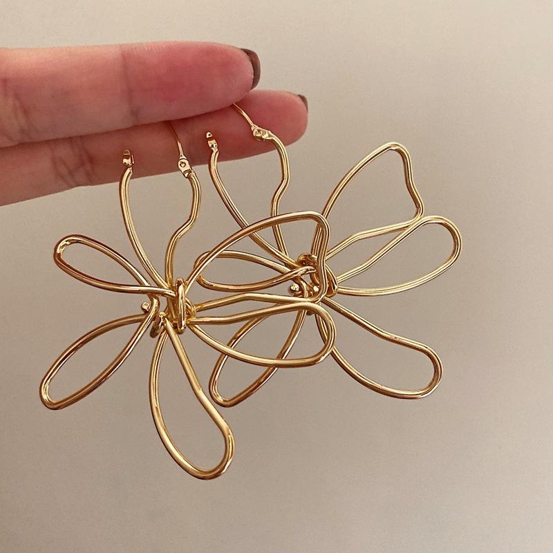 

Vintage Metal Big Line Flower Earrings For Women Girl Minimalist Gold Silver Color Hollow Large Personality Earrings Jewelry Gif
