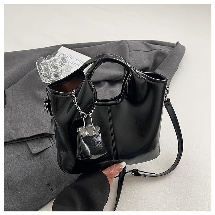 

2025 spring new shoulder bag portable bucket bag casual retro versatile women s niche design child and mother messenger bag чёрный