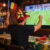Hattar med fotbollsfanflaggtema, partyhattar, festhattar, hattar för att titta på och heja på matchen.