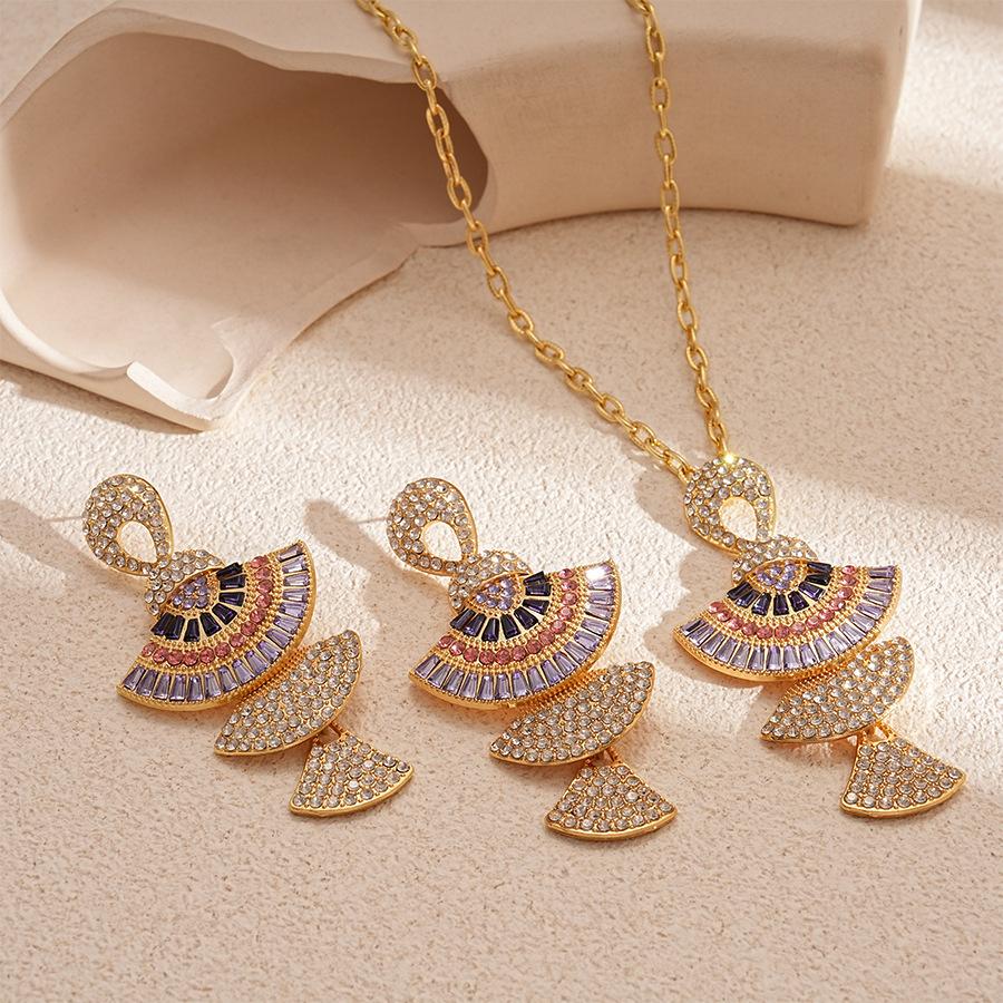 Diamond-encrusted zircon fan-shaped geometric necklace, personality temperament, collarbone necklace