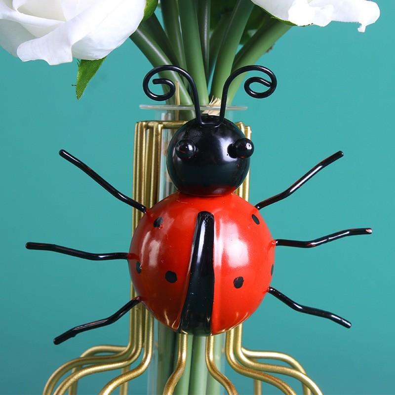 Nieuw 5-1 Stuks Mini Metalen Lieveheersbeestje Hek Hanger Muurhanger Ornament Beeldje Buiten Terras Tuin Beeldje Beeldhouwwerk Huisdecoratie