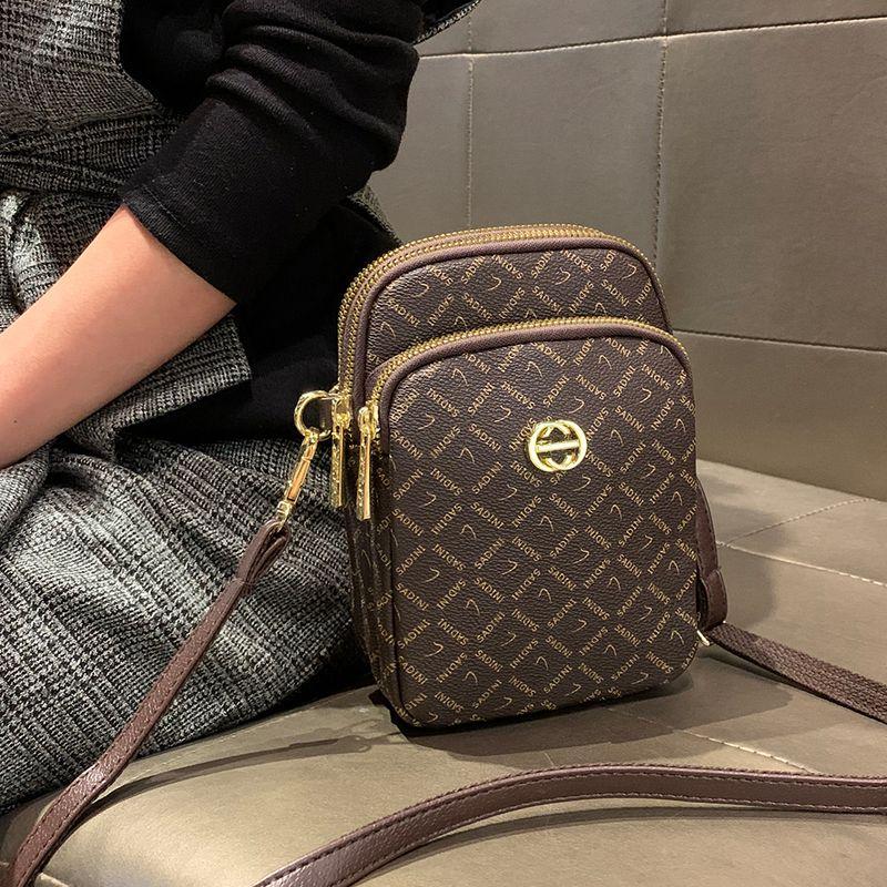 

Mobile Phone Bag for Women 2025 New Arrival Mini Lightweight Small Bag Trendy Middle-Aged Mother Bag Easiest for Match Shoulder Messenger Bag English hook