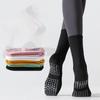 Einfarbige Yogasocken aus Baumwolle bis zur Mitte der Wade, rutschfeste Sportsocken mit Silikonunterseite, für Damen, für Indoor-Fitness, Trampolin, Tanz, Pilates