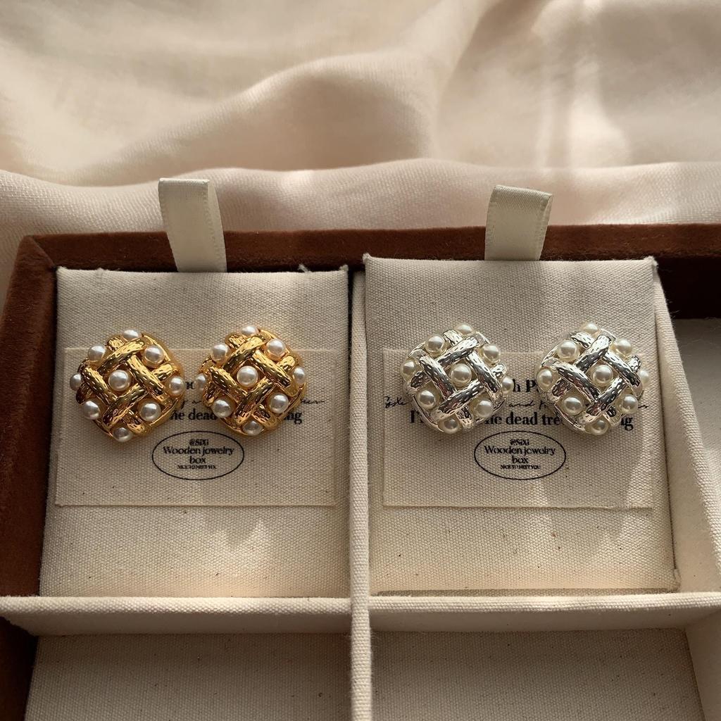 Square Woven Texture Pearl Stud Earrings Retro Elegant Exquisite Gentle Atmosphere Three-Dimensional Niche Versatile Earrings