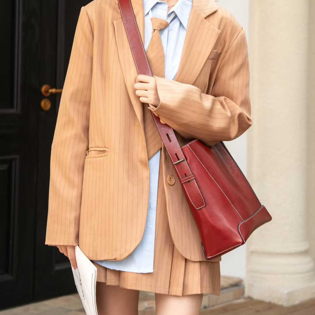 

Женская минималистичная сумка через плечо из вощеной коровьей кожи большого объема Caramel