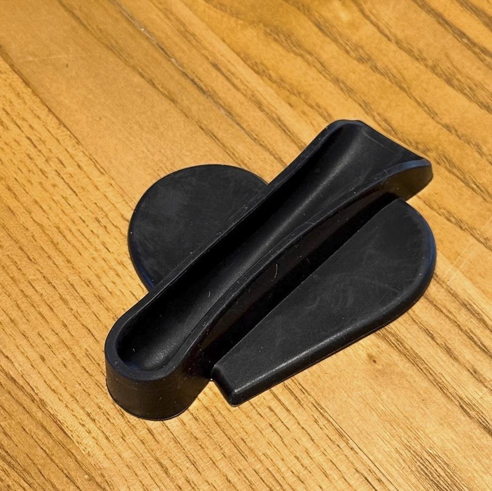 

Силиконовый держатель для помады в форме сердца: Универсальная наклейка на заднюю панель телефона с 3M-адгезивом Heart Lipstick Holder чёрный