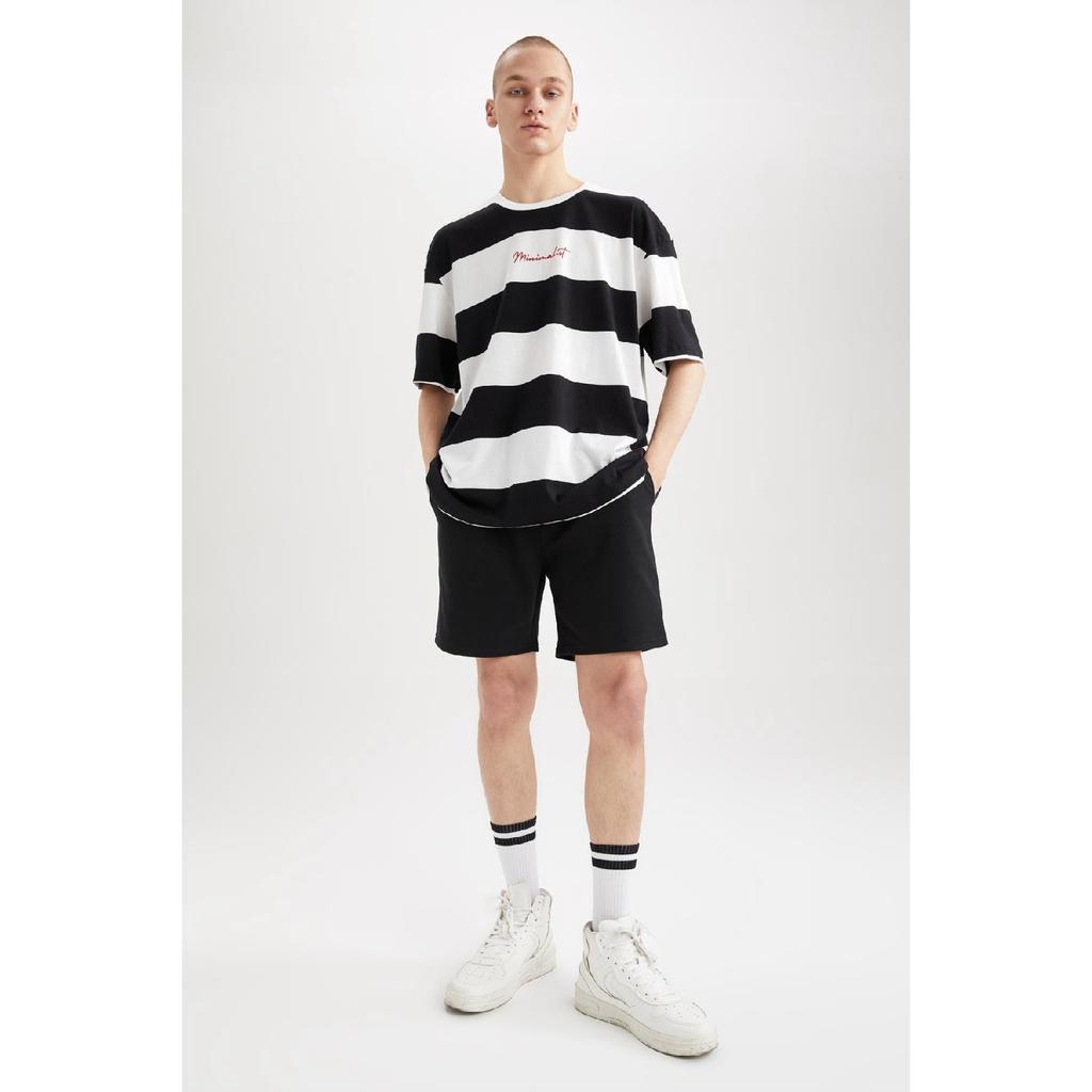 Kurz geschnittene Slim-Fit-Shorts