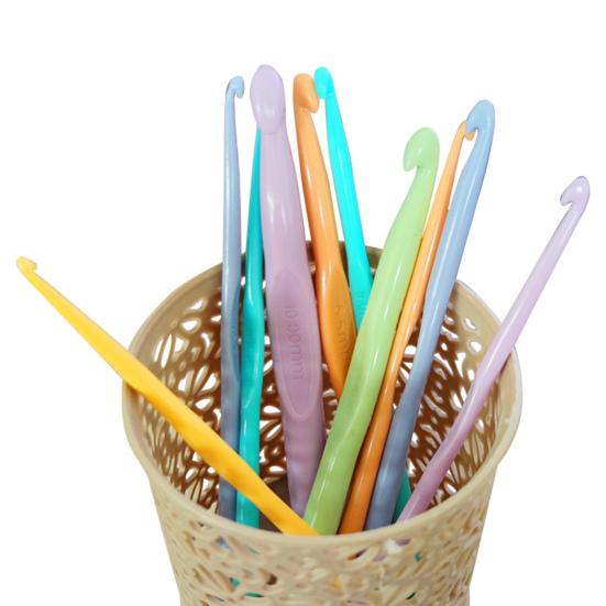 12Pcs Crochet Hook Comfortable Grip DIY Plastic Stitches Crafts Knitting Needle Hand Sewing Tool for Tailor