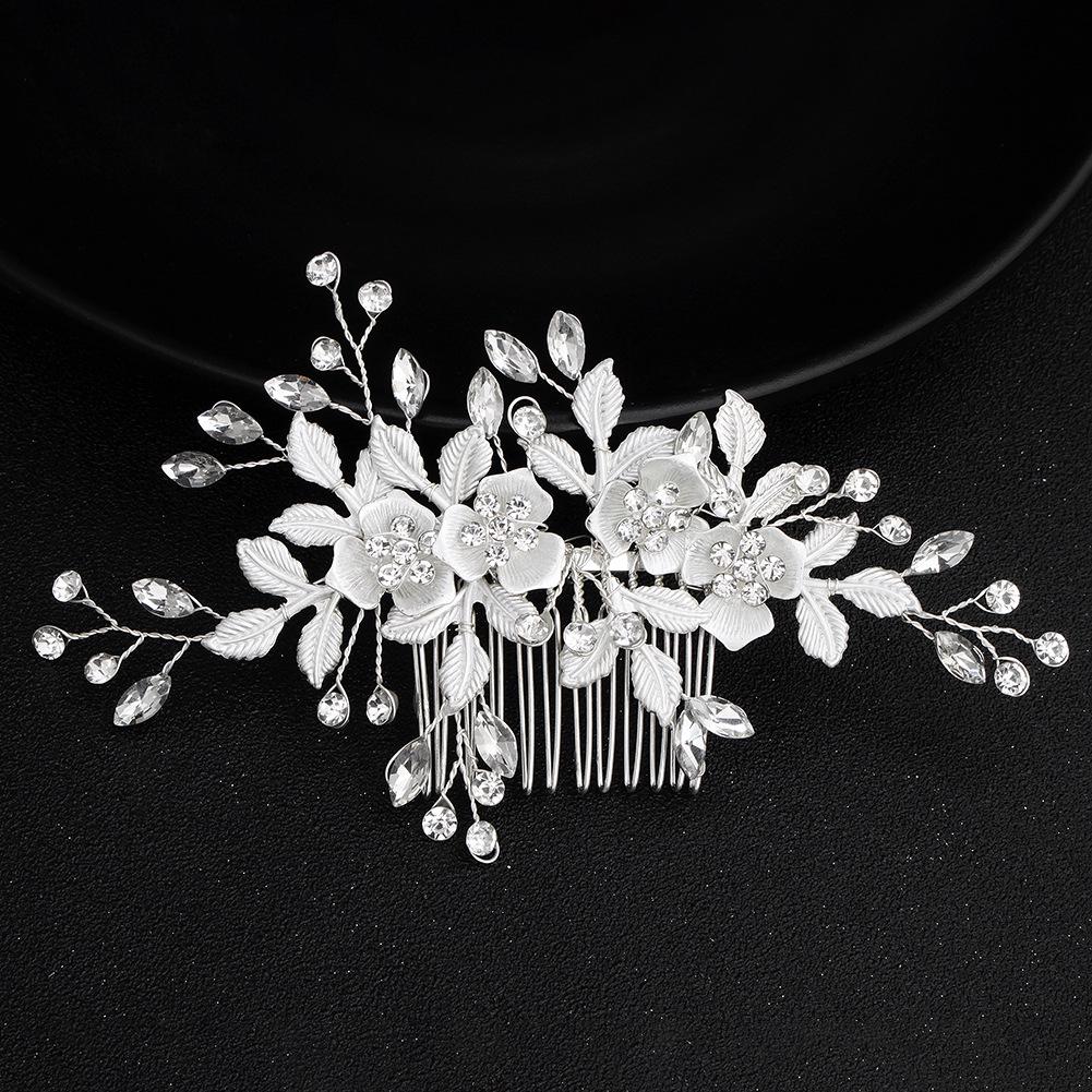 

Сделанный вручную свадебный гребень для волос с цветком из жемчуга и страз и листьями