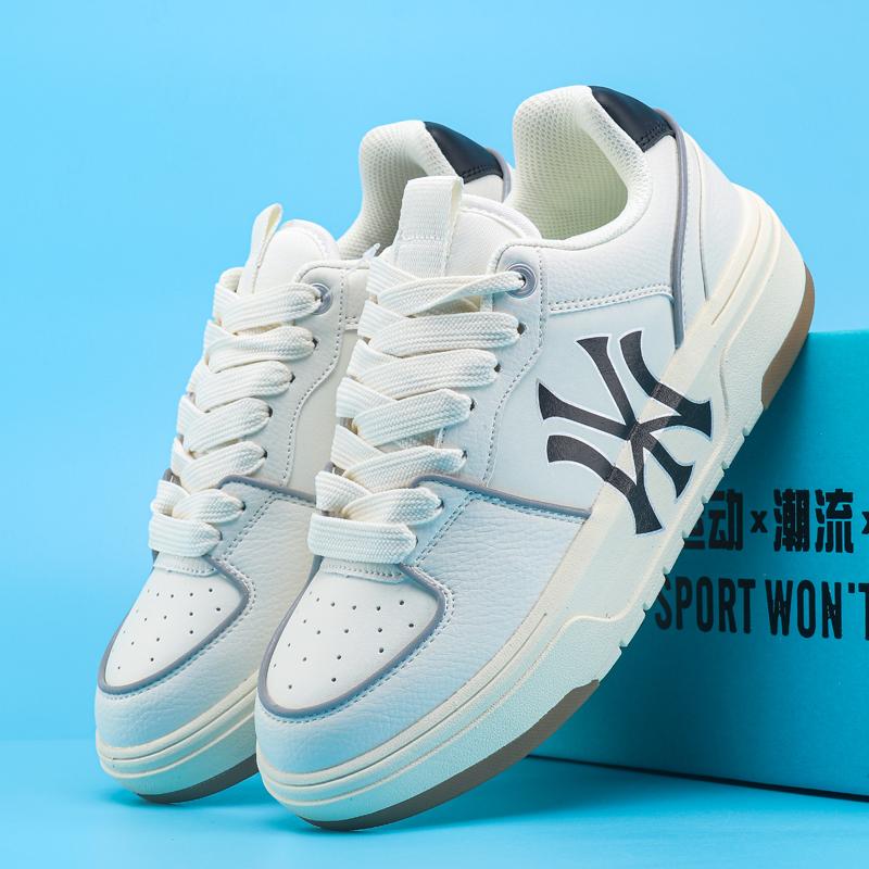 

Step into Style: The Essential Couple s Flat Sneakers for Spring and Autumn 45