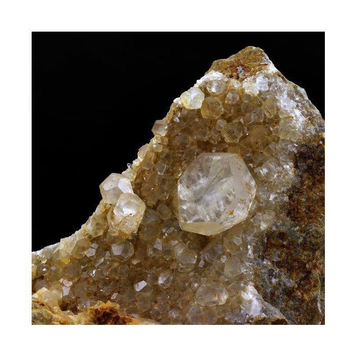 Pierres et Minéraux. Calcite. 1722.0 ct. La Sambre Quarry, Landelies, Belgique.