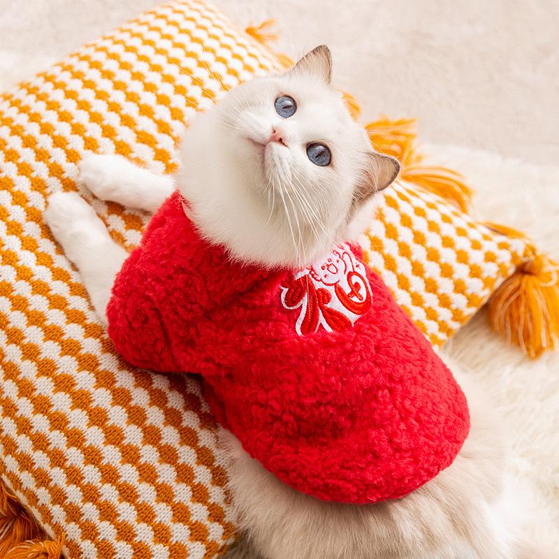 Cute Fu character New Year's cat clothes, warm in autumn and winter, festive puppy dog traction two-legged fleece jacket pet clothing