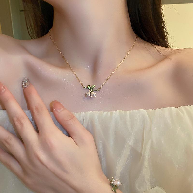 

Южнокорейский зеленый лист и белый цветок темперамент элегантный модный простой ожерелье