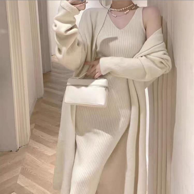 Dámský dlouhý pletený kardigan s výstřihem do V a set šatů na ramínka 2024