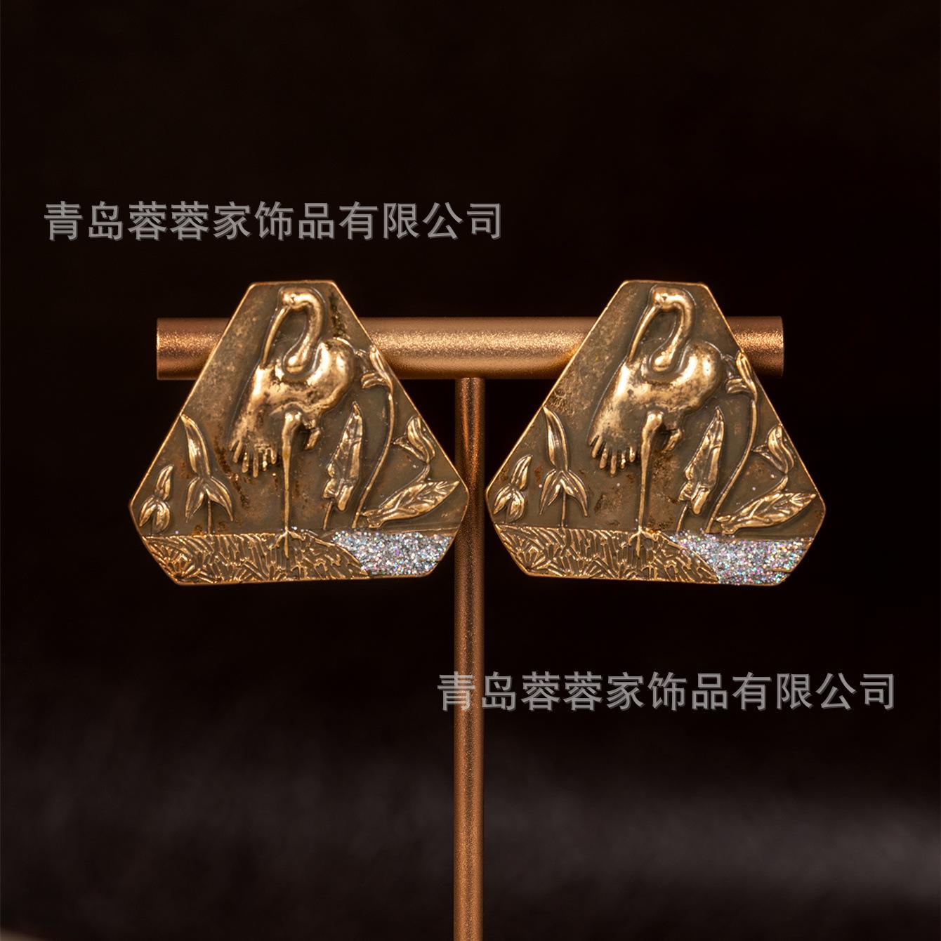 

Middle Aged Heavy Industry Earrings With A Sense Of Luxury Exaggerated Retro Style High-end Goods Vintage Isolated Item Gold Crane Relief