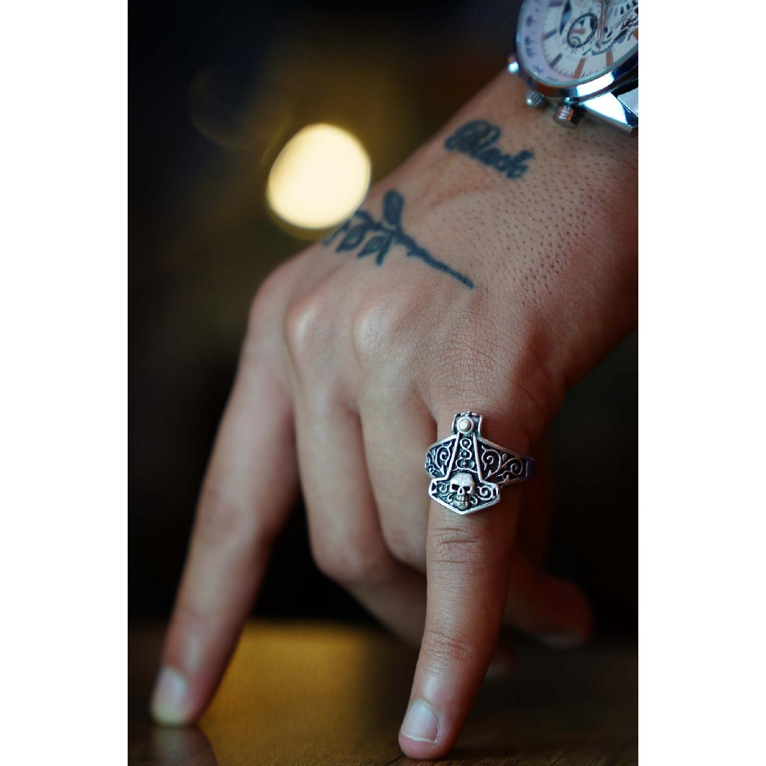 

Антикварное посеребренное регулируемое кольцо с моделью черепа викинга