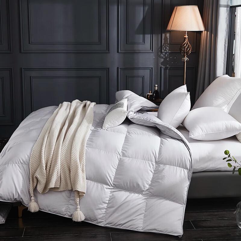 

Yiman Simple Fashion All-Season Polyester Comforter