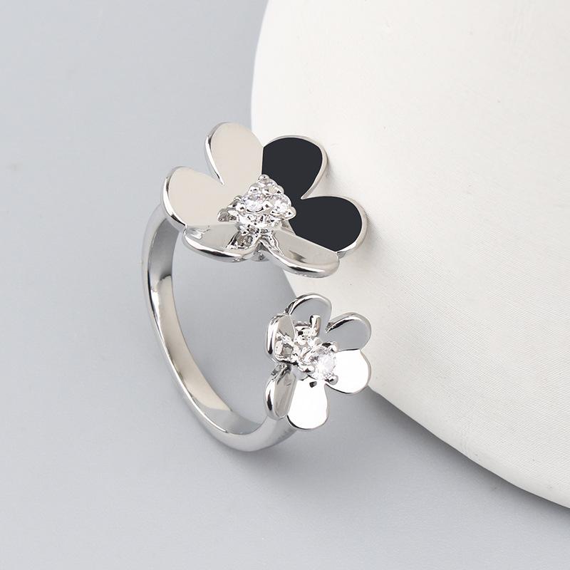 

Fashion Creative Three-leaf Flower Bracelet Personalized Versatile Gold-plated Three-flower Bracelet Women s Light Hand Jewelry 2026 Resizable