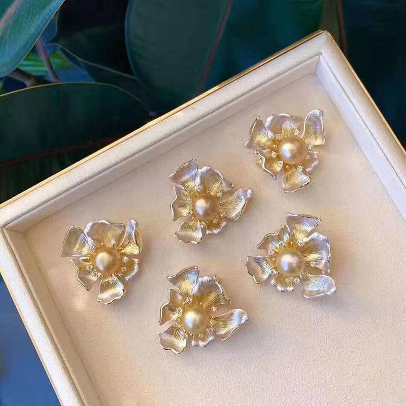 

Позолоченная брошь в виде шестилепесткового цветка с жемчужной основой