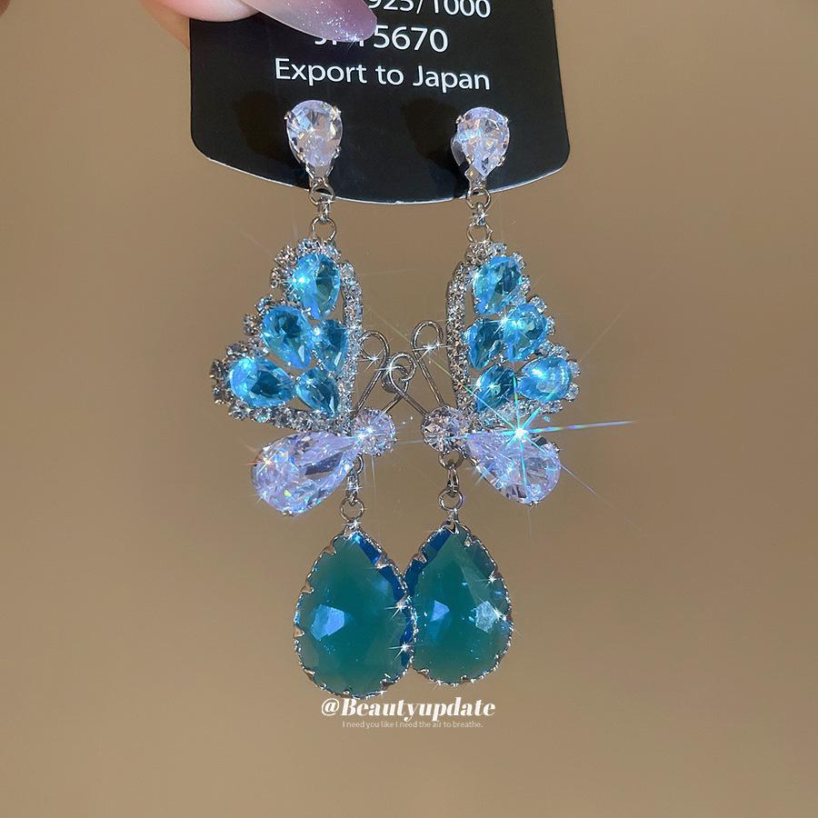 Orecchini Pendenti a Forma di Farfalla con Zirconi Stile Coreano Ago d'Argento: Orecchini Eleganti e di Alta Gamma per Donna.