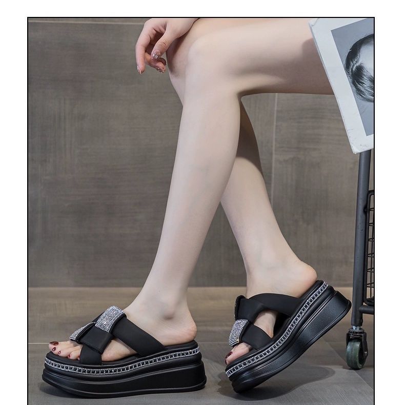 Thick bottom heightening cool slippers to wear outside the new rhinestone one-word drag in summer