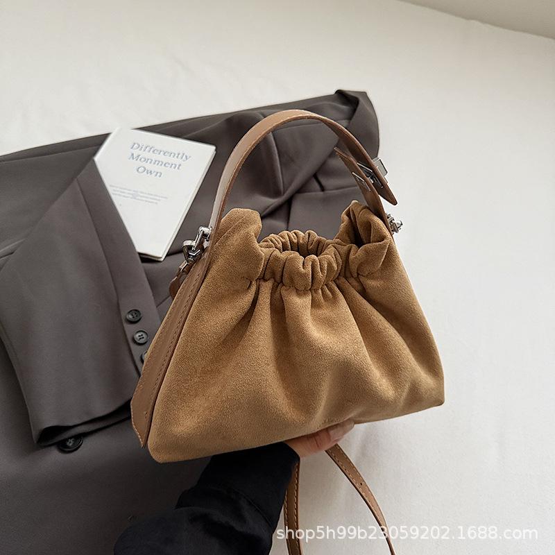 Nytt mode molnväska trendigt temperament axel messenger väska nischdesign plisserad handväska