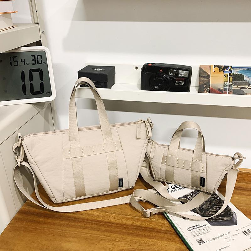 New Casual and Lightweight Fitness Bag, Simple and Fashionable Women's Shoulder Messenger Tote Bag, Large-capacity Travel Bag