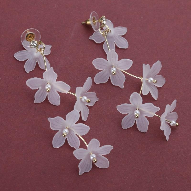 Fashion Trend White Acrylic Flower Drop Earrings Female Alloy Tassel Chain Pendant Earrings Korean Wedding Earrings