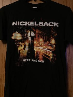 Nickelback - „Here And Now“ - Schwarzes T-Shirt mit Bild einer Straßenuhr - L
